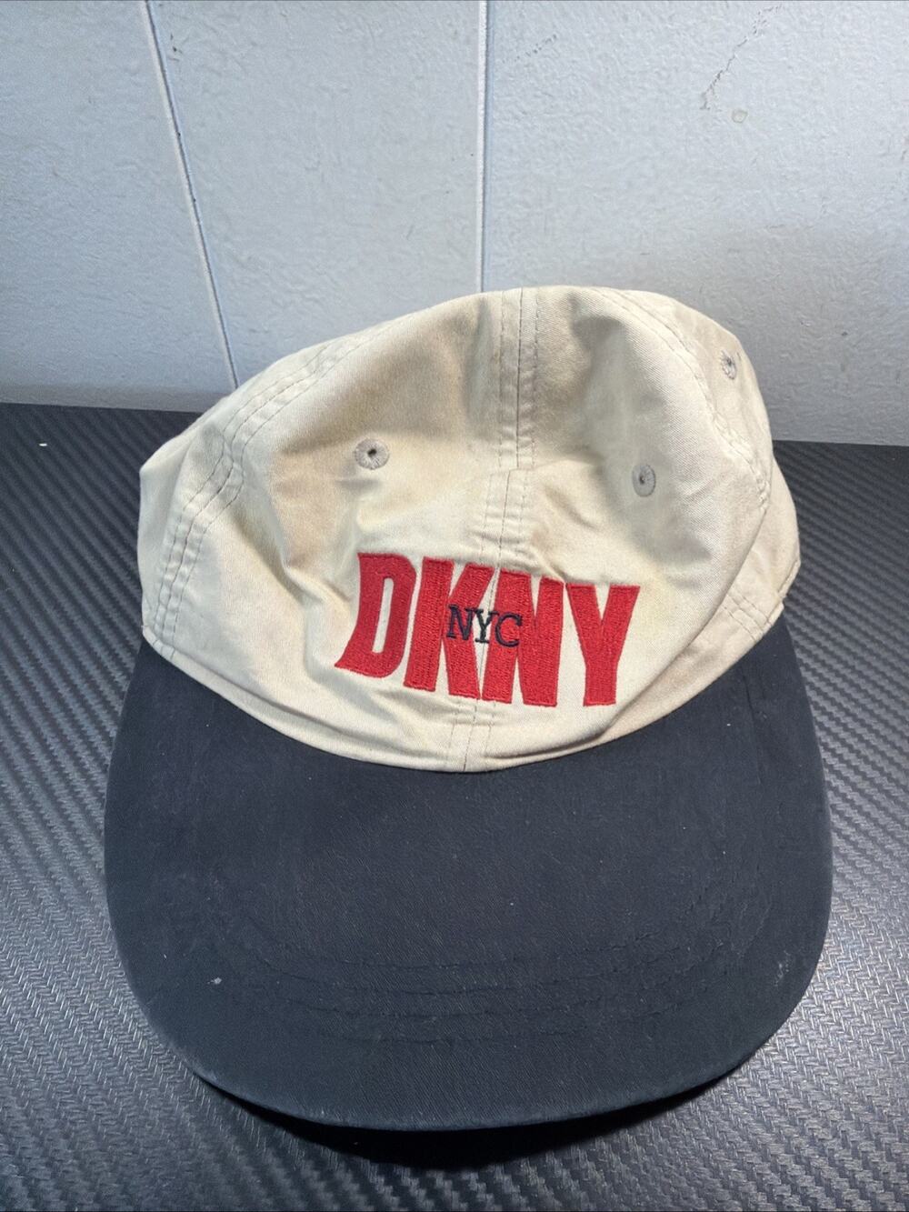 DKNY NYC Donna Karan New York Cap Hat Cap Adjustable Strapback Khaki R2
